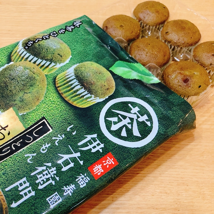 伊右衛門しっとりお濃茶ケーキ　開封